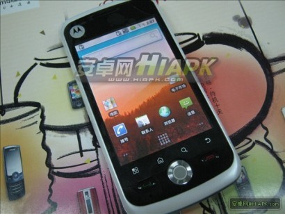 Motorola XT502 - Android-фон среднего класса засветился в сети