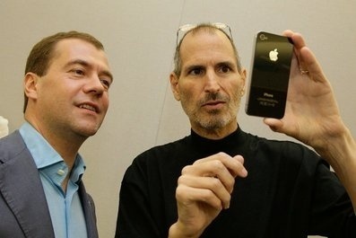 Медведев бойкотирует залоченный iPhone 4