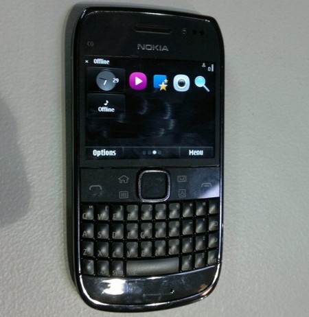 Бизнес-смартфон Nokia E6-00 сочетает QWERTY и тачскрин