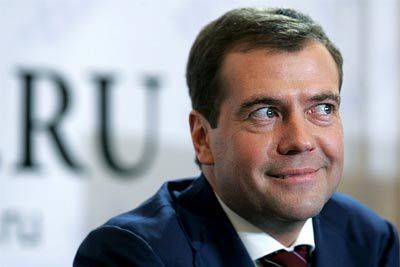 Дмитрий Медведев получил iPad 2 от резидентов Comedy Club
