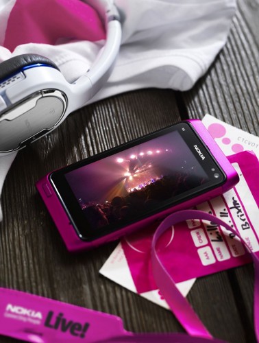 Гламурная версия Nokia N8 появится в России к лету