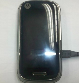 Android смартфон от Motorola - тачфон с откидным флипом